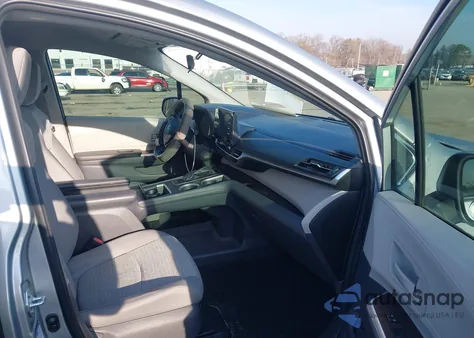 2021 Toyota Sienna Le z USA, uszkodzony, nr VIN 5TDKSKFC4MS012512